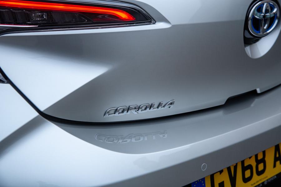 Детали экстерьера Toyota Corolla Hybrid 2019 года  (UK) (фото 22 из 40)